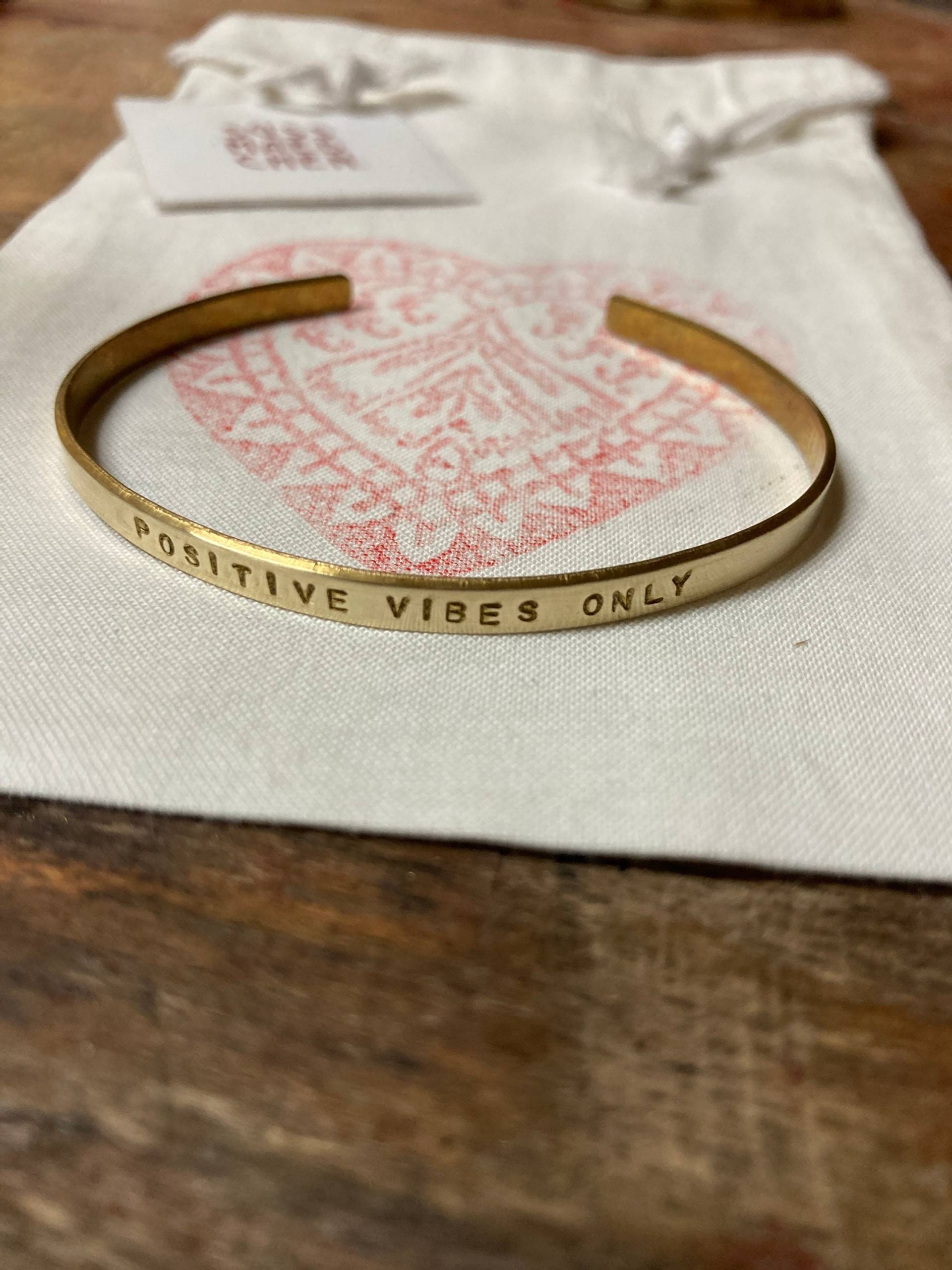 Positive Vibes Only Armreif - Handgestempelt | Schmale Goldene Armspange Biegbar & Anpassbar Geschenk Für Sie Handmade Berlin von Suessmaedchen
