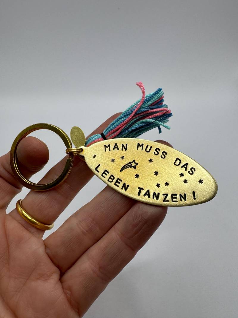 Schlüsselanhänger Man Muss Das Leben Tanzen Anhänger Handgestempelt Motivation Geschenk Leichtigkeit Geburtstag Sternschnuppe Neuanfang von Suessmaedchen