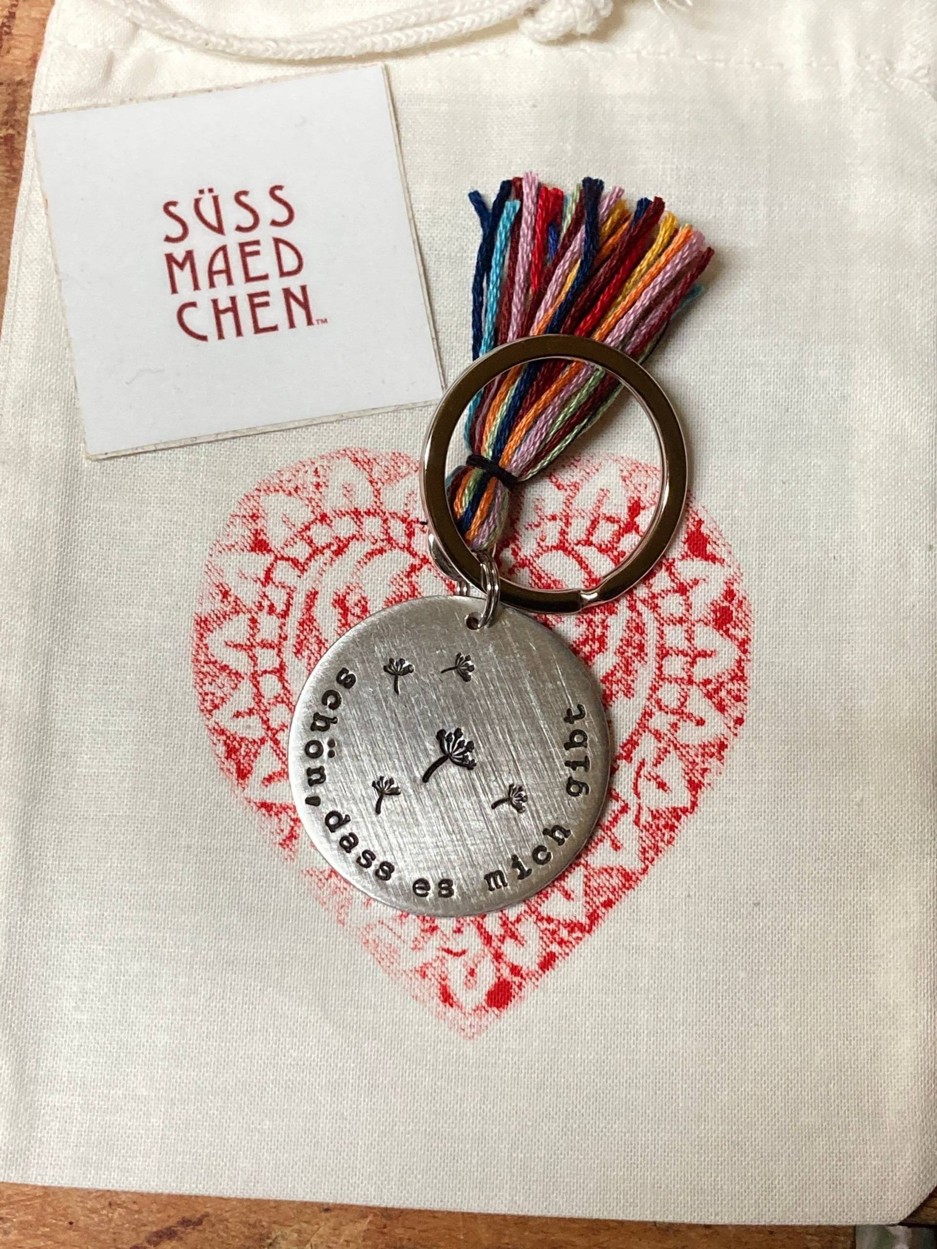 Schön, Dass Es Mich Gibt - Schlüsselanhänger Mit Quaste, Geschenk Beste Freundin Motivation, Schwester Kleine Überraschung, Spruchanhänger von Suessmaedchen