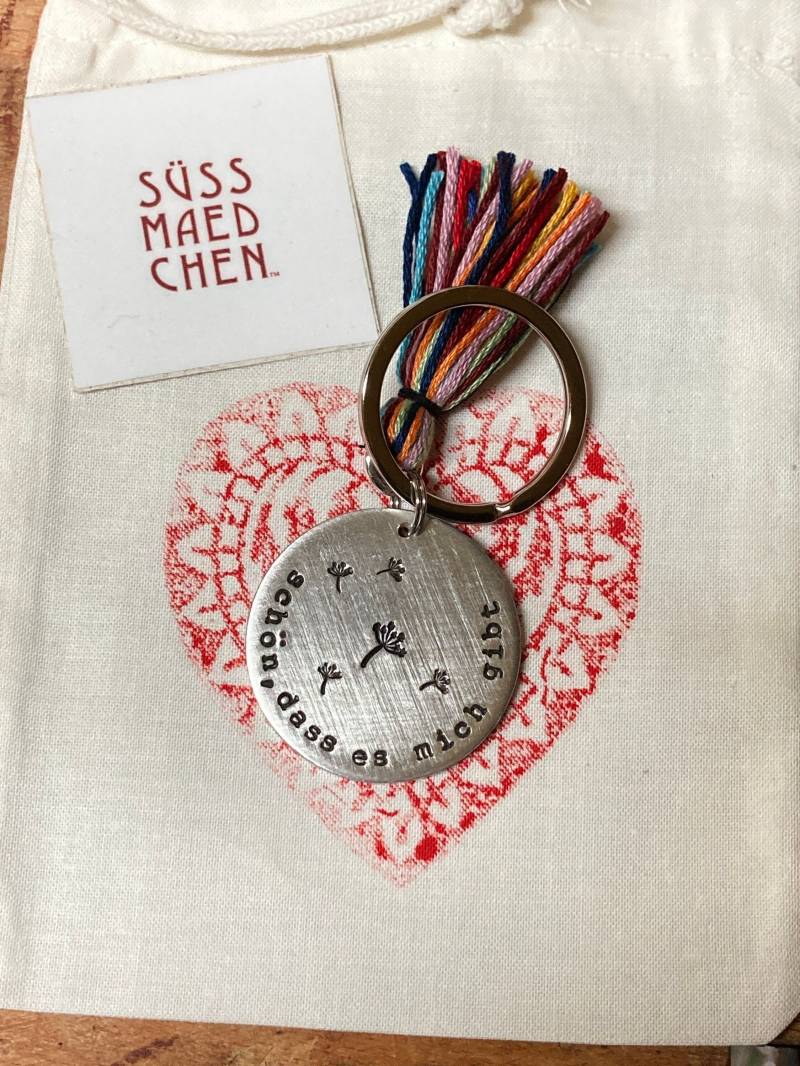 Schön, Dass Es Mich Gibt - Schlüsselanhänger Mit Quaste, Geschenk Beste Freundin Motivation, Schwester Kleine Überraschung, Spruchanhänger von Suessmaedchen