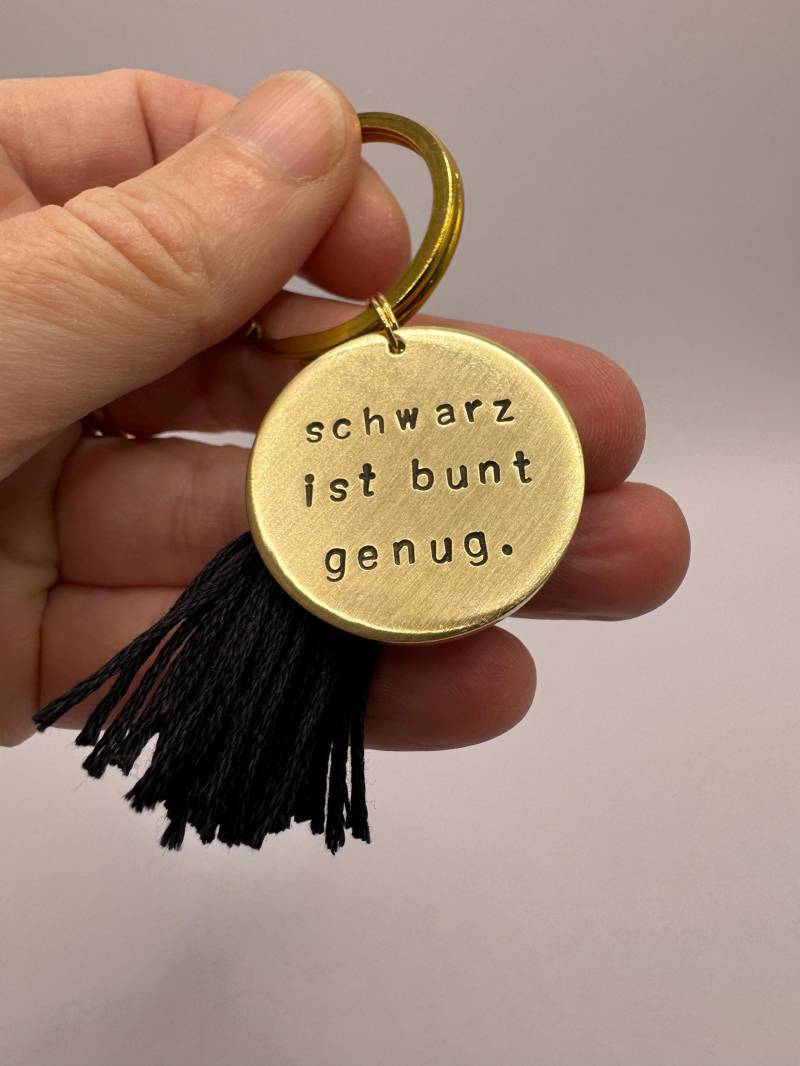 Schwarz Ist Bunt Genug Schlüsselanhänger Messing Anhänger Lustiger Spruch Fröhliches Schwarz Lieblingsfarbe Happy Color von Suessmaedchen