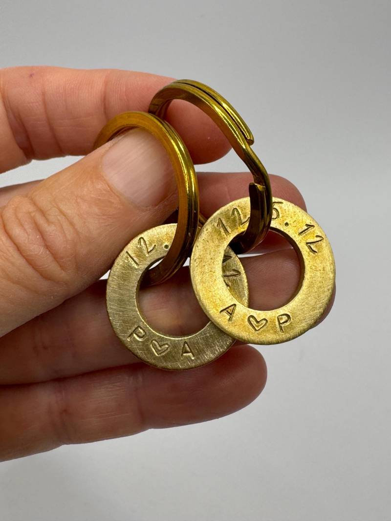 Set Aus Zwei Ring Anhängern Mit Wunschtext Initialen Und Datum Handgestempelt Geschenk Für Paare Hochzeitstag Jahrestag Handmade Berlin von Suessmaedchen