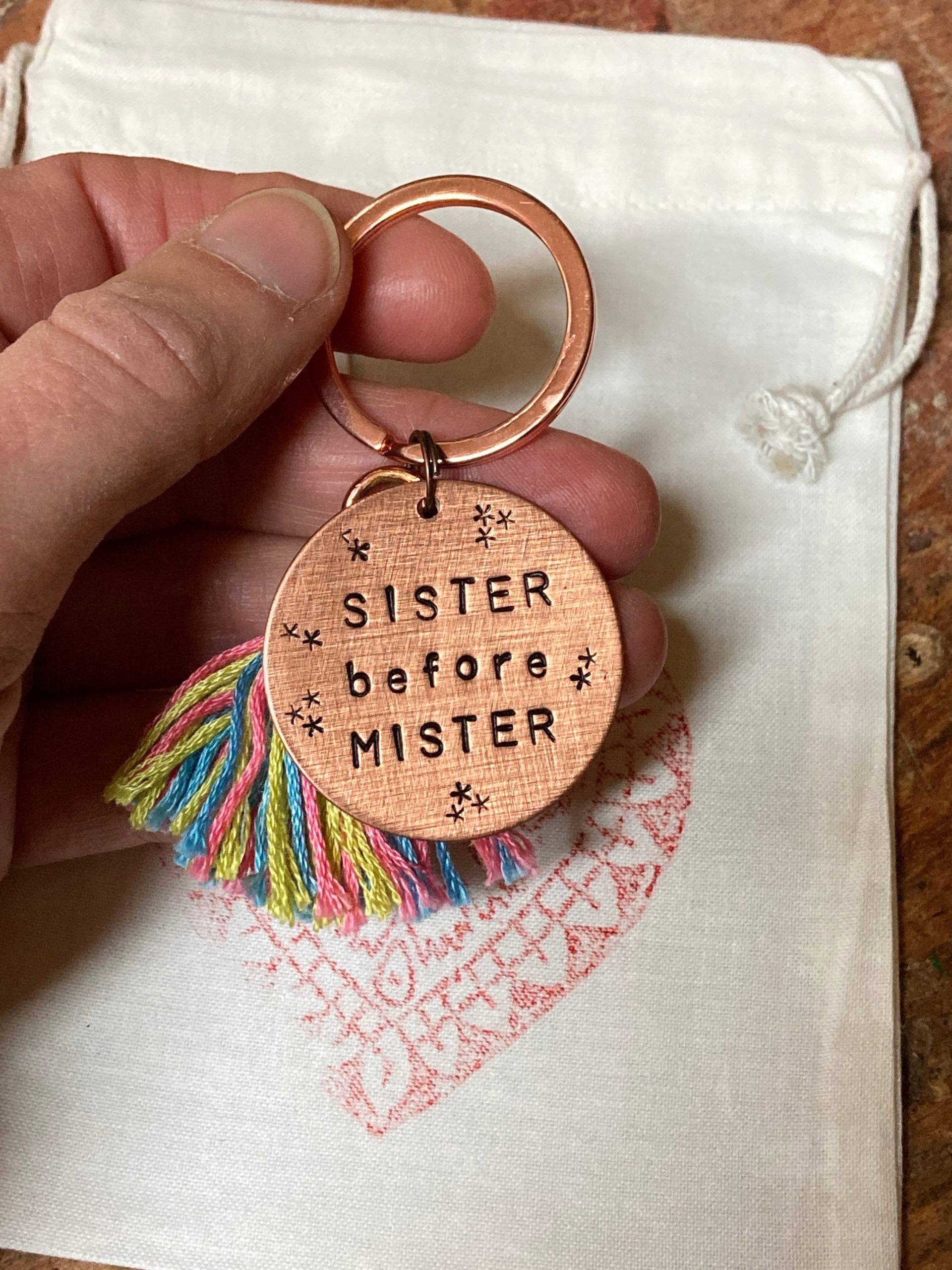 Sister Before Mister - Handgestempelter Statement-Anhänger Aus Kupfer | Ø 34 Mm Mit Sternen & Quaste von Suessmaedchen
