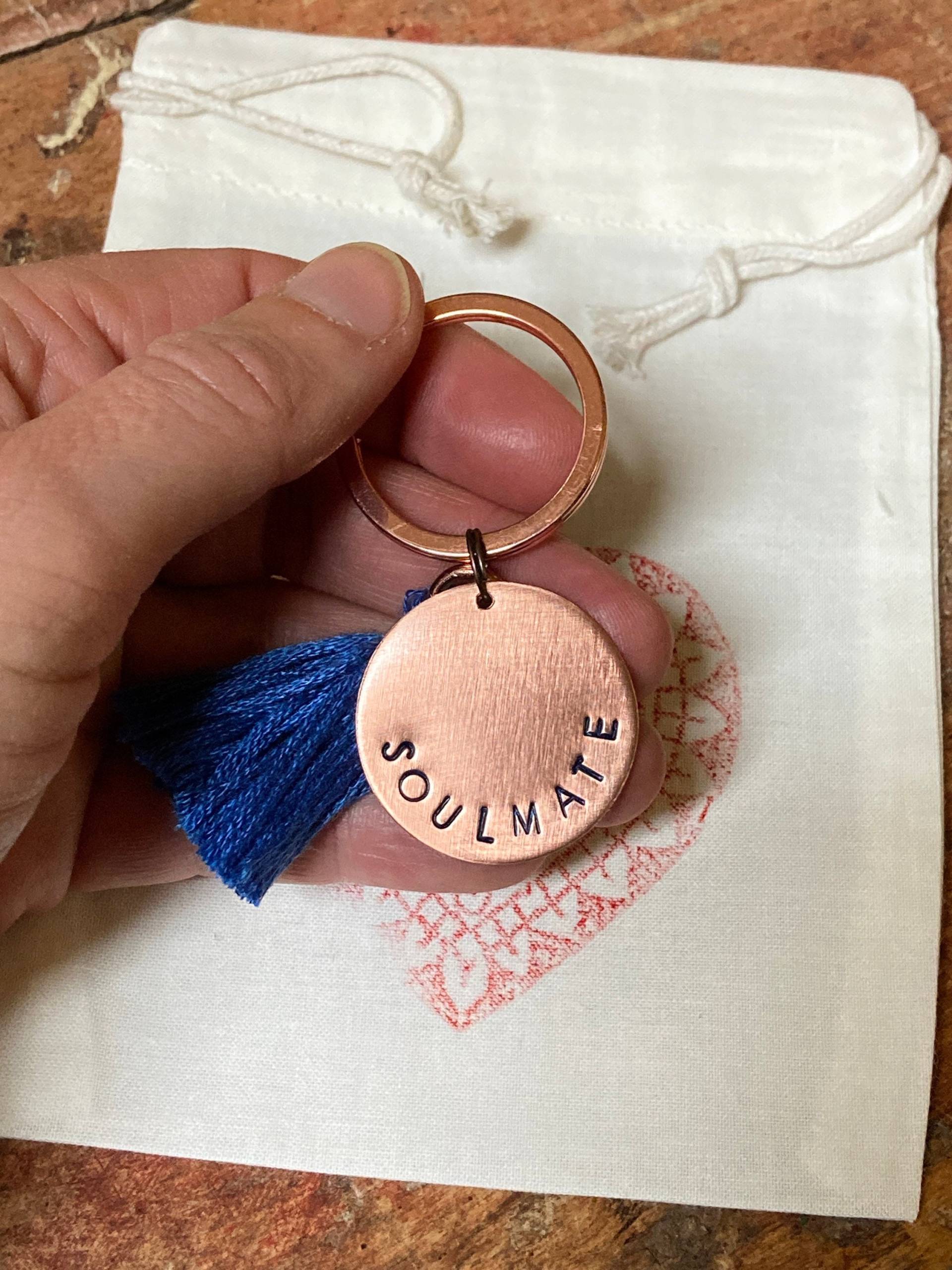 Soulmate Anhänger Kupfer Handgestempelt Schlüsselanhänger Mit Quaste Partner Geschenk Seelenverwandte Unikat Handmade Berlin von Suessmaedchen