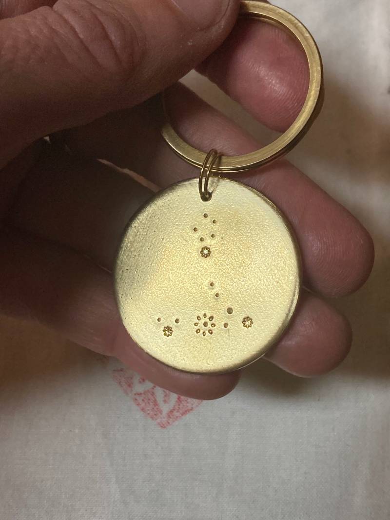 Sternzeichen Schlüsselanhänger Handgestempelte Sternkonstellation Dein Tierkreiszeichen Anhänger Personalisiertes Astrologie-Geschenk von Suessmaedchen