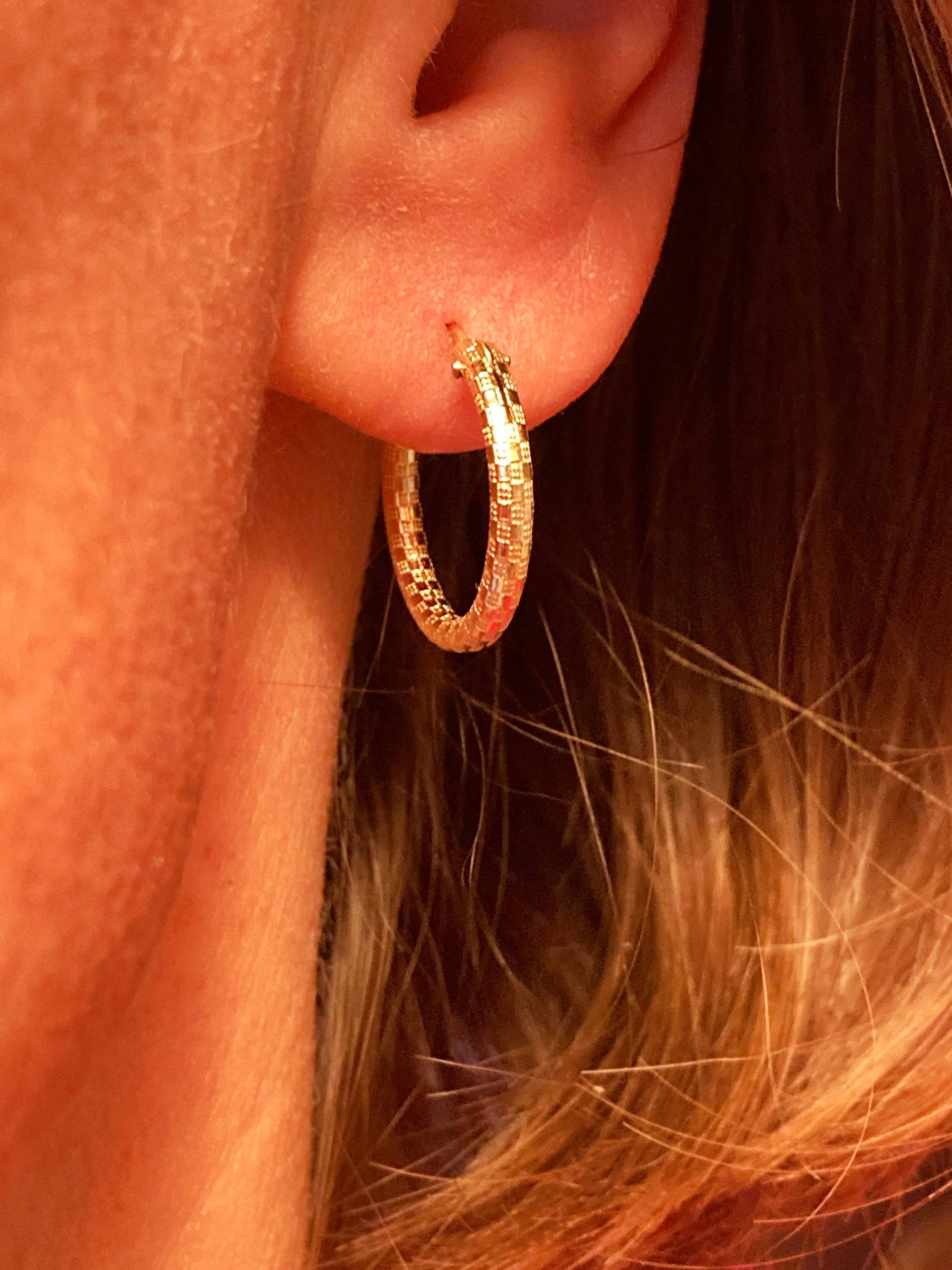 Strukturierte Gold Hoop Ohrstecker Kreole Ohrring Elegante Textur Goldgefüllt 12K Kleine Struktur Gold Filled Limitierte Edition von Suessmaedchen