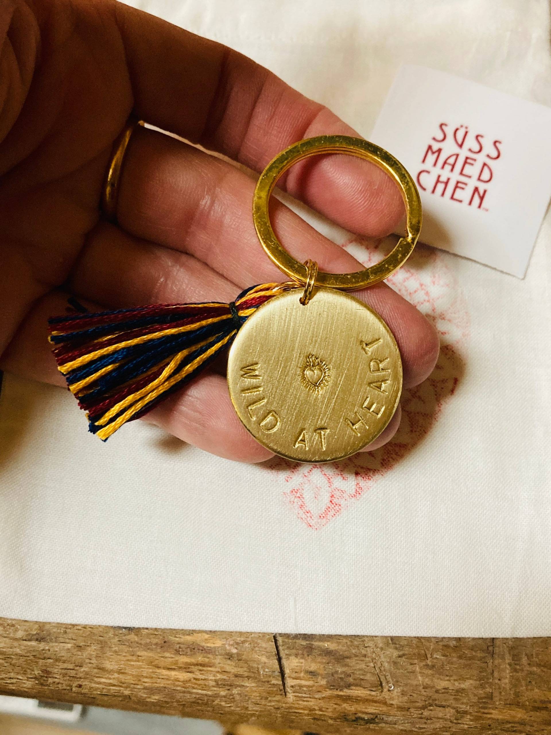 Wild At Heart - Anhänger Aus Messing Handgestempelt Mit Quaste, Wild Und Frei, Schlüsselanhänger, Brennendes Herz, Liebe Immer Treu von Suessmaedchen