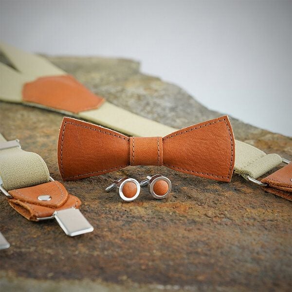 Süßstoff Fliege, Manschettenknöpfe und Hosenträger aus Leder als Set von Süßstoff