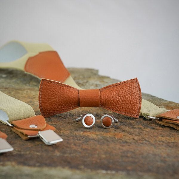 Süßstoff Fliege, Manschettenknöpfe und Hosenträger aus Leder als Set von Süßstoff