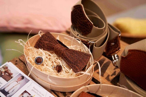 Süßstoff Fliege, Manschettenknöpfe und Hosenträger aus Leder als Set von Süßstoff