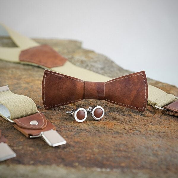 Süßstoff Fliege, Manschettenknöpfe und Hosenträger aus Leder als Set von Süßstoff