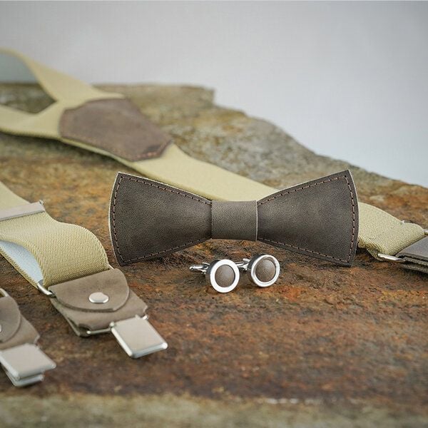 Süßstoff Fliege, Manschettenknöpfe und Hosenträger aus Leder als Set von Süßstoff