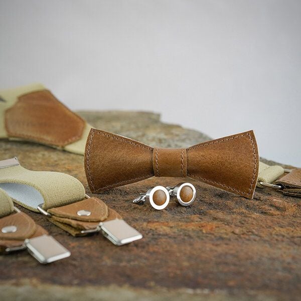 Süßstoff Fliege, Manschettenknöpfe und Hosenträger aus Leder als Set von Süßstoff