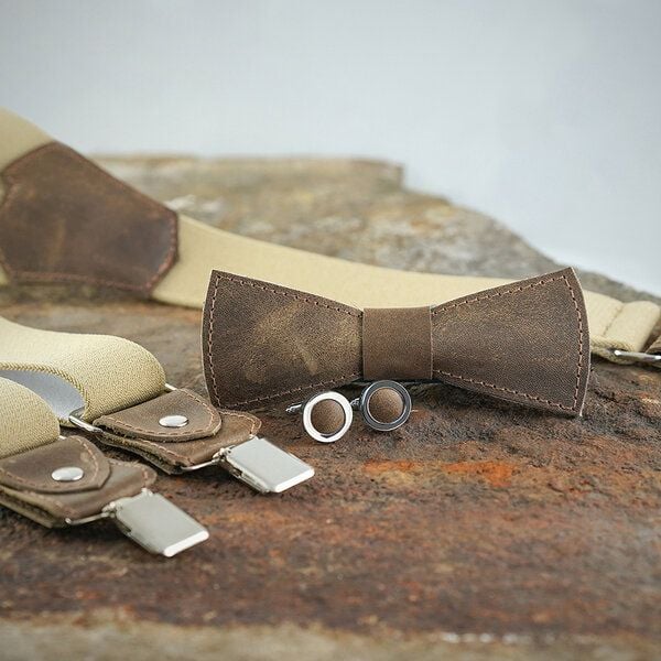 Süßstoff Fliege, Manschettenknöpfe und Hosenträger aus Leder als Set von Süßstoff