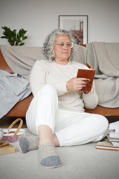 Süßstoff Hausschuhe aus Wollfilz mit pflanzlich gegerbter Ledersohle für Erwachsene von Süßstoff