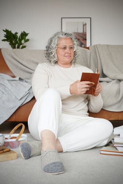 Süßstoff Hausschuhe aus Wollfilz mit pflanzlich gegerbter Ledersohle für Erwachsene von Süßstoff