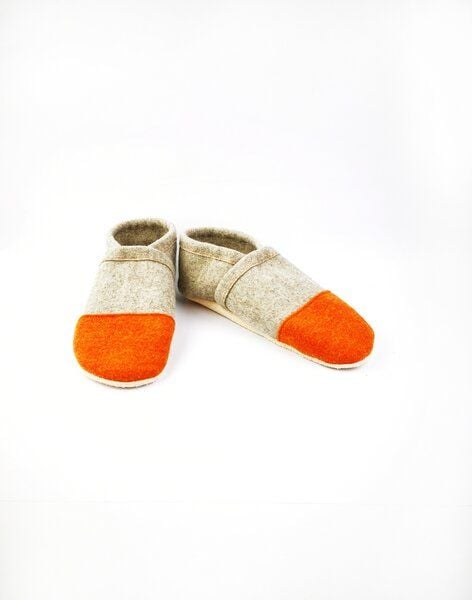 Süßstoff Hausschuhe aus Wollfilz mit pflanzlich gegerbter Ledersohle für Erwachsene von Süßstoff