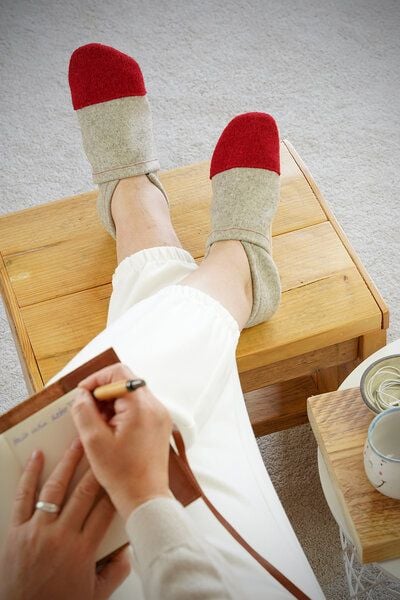 Süßstoff Hausschuhe aus Wollfilz mit pflanzlich gegerbter Ledersohle für Erwachsene von Süßstoff