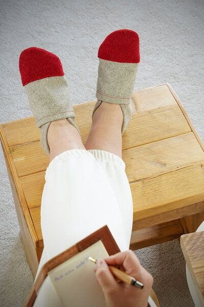 Süßstoff Hausschuhe aus Wollfilz mit pflanzlich gegerbter Ledersohle für Erwachsene von Süßstoff