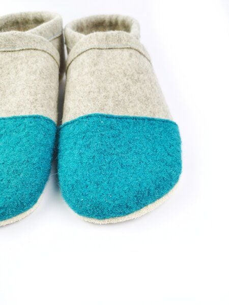 Süßstoff Hausschuhe aus Wollfilz mit pflanzlich gegerbter Ledersohle für Erwachsene von Süßstoff