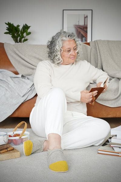 Süßstoff Hausschuhe aus Wollfilz mit pflanzlich gegerbter Ledersohle für Erwachsene von Süßstoff