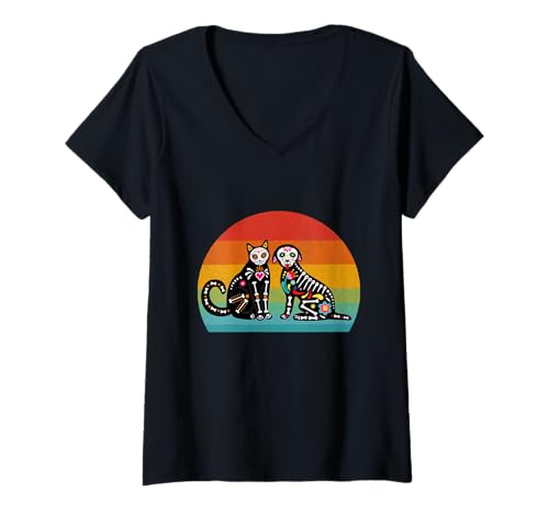 Damen Tag der Toten Dia De Los Muertos Sugar Skull Katze und Hund T-Shirt mit V-Ausschnitt Damen Tag der Toten Dia De Los Muertos Sugar Skull Katze und Hund T-Shirt mit V-Ausschnitt von Sugar Skull Cat and Dog Halloween Day of Dead tees