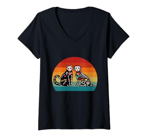Damen Tag der Toten Dia De Los Muertos Sugar Skull Katze und Hund T-Shirt mit V-Ausschnitt Damen Tag der Toten Dia De Los Muertos Sugar Skull Katze und Hund T-Shirt mit V-Ausschnitt von Sugar Skull Cat and Dog Halloween Day of Dead tees