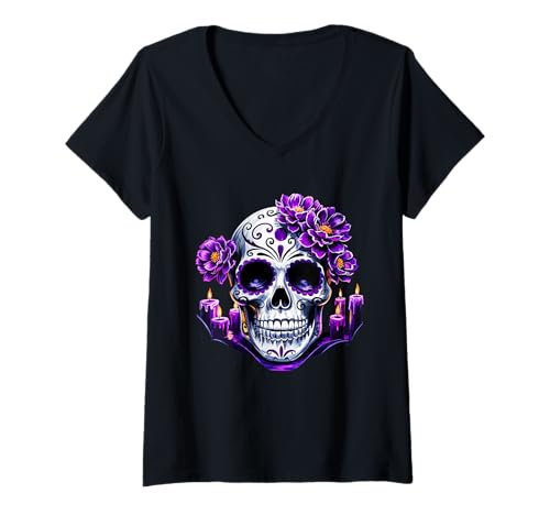 Damen Purple Floral Black Sugar Skull Day of The Dead Mexican Pray T-Shirt mit V-Ausschnitt Damen Purple Floral Black Sugar Skull Day of The Dead Mexican Pray T-Shirt mit V-Ausschnitt von Sugar Skull Day Of The Dead skeletons Men Women