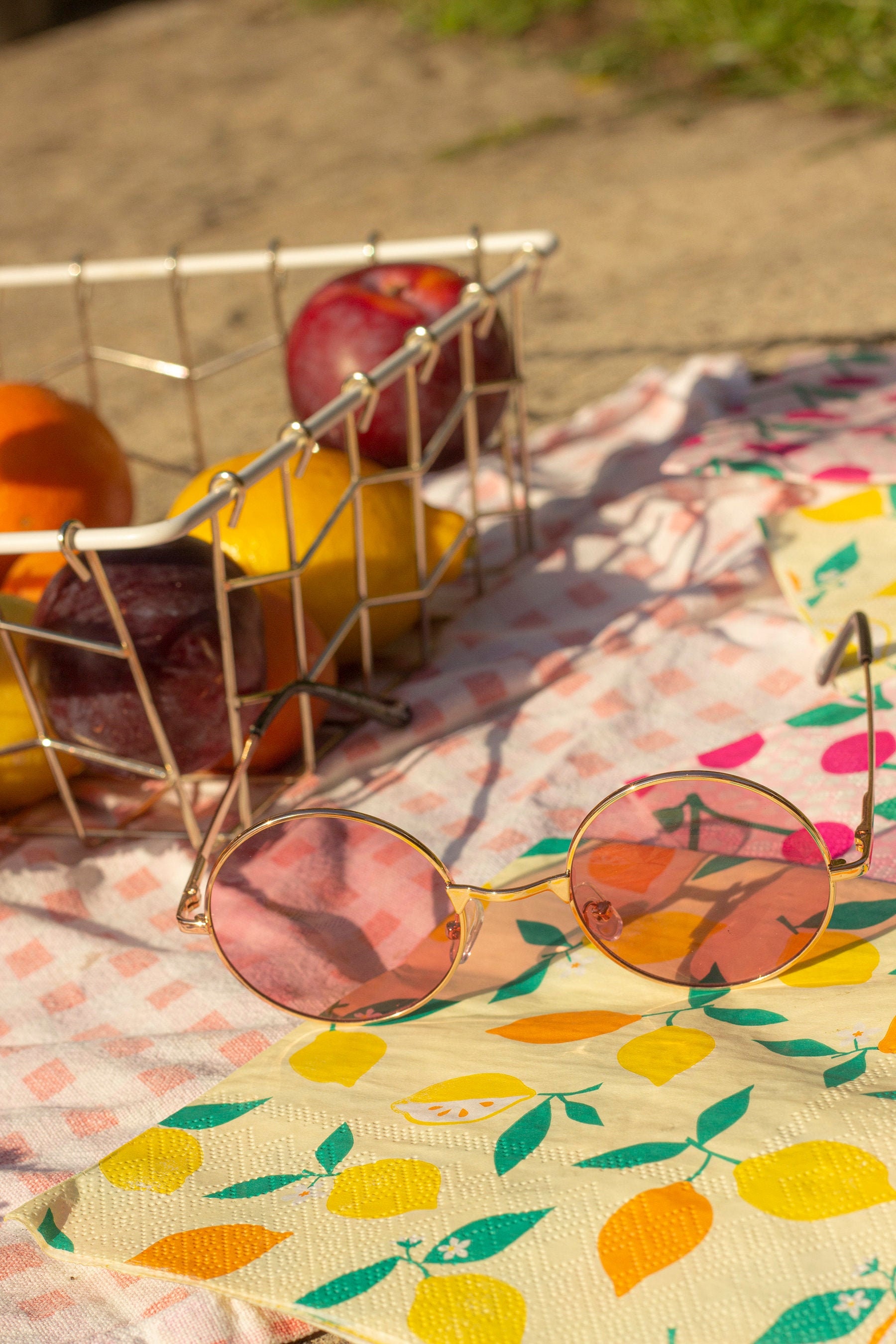 Baby Pink Runde Rahmen Sonnenbrille von SugarAndStyleLondon