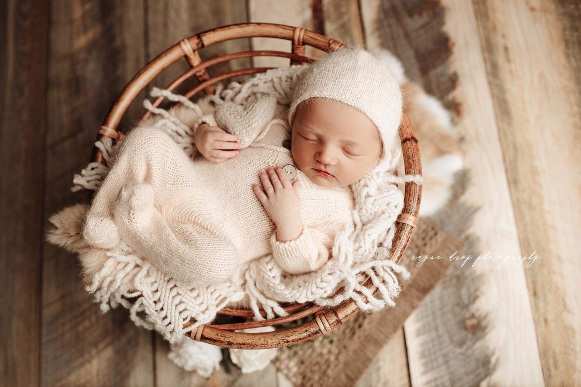 Champagner Sidney Sleeper Fuzzy Gestrickter Neugeborenen Strampler Für Fotografie, Champagner Cremefarbener Weicher Strick-Strampler Und Mütze von SugarBabyPhotoProps