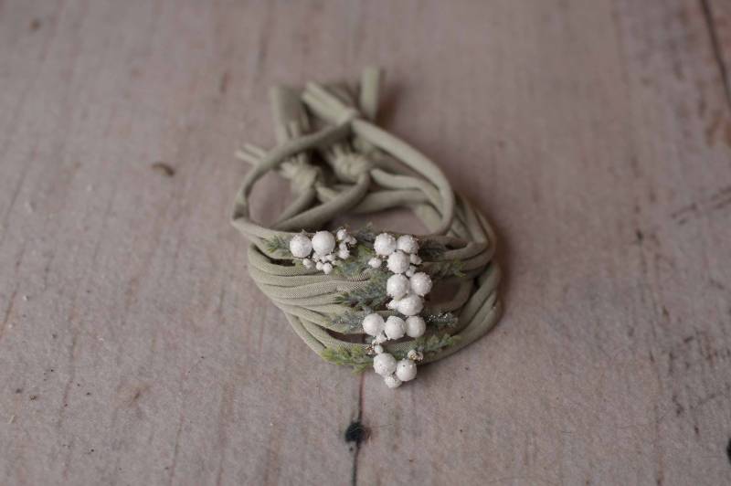 Salbei Grün Winter White Berry Weihnachten Festliche Neugeborenen Jersey Stretch Raffhalter Stirnband Foto Prop von SugarBabyPhotoProps