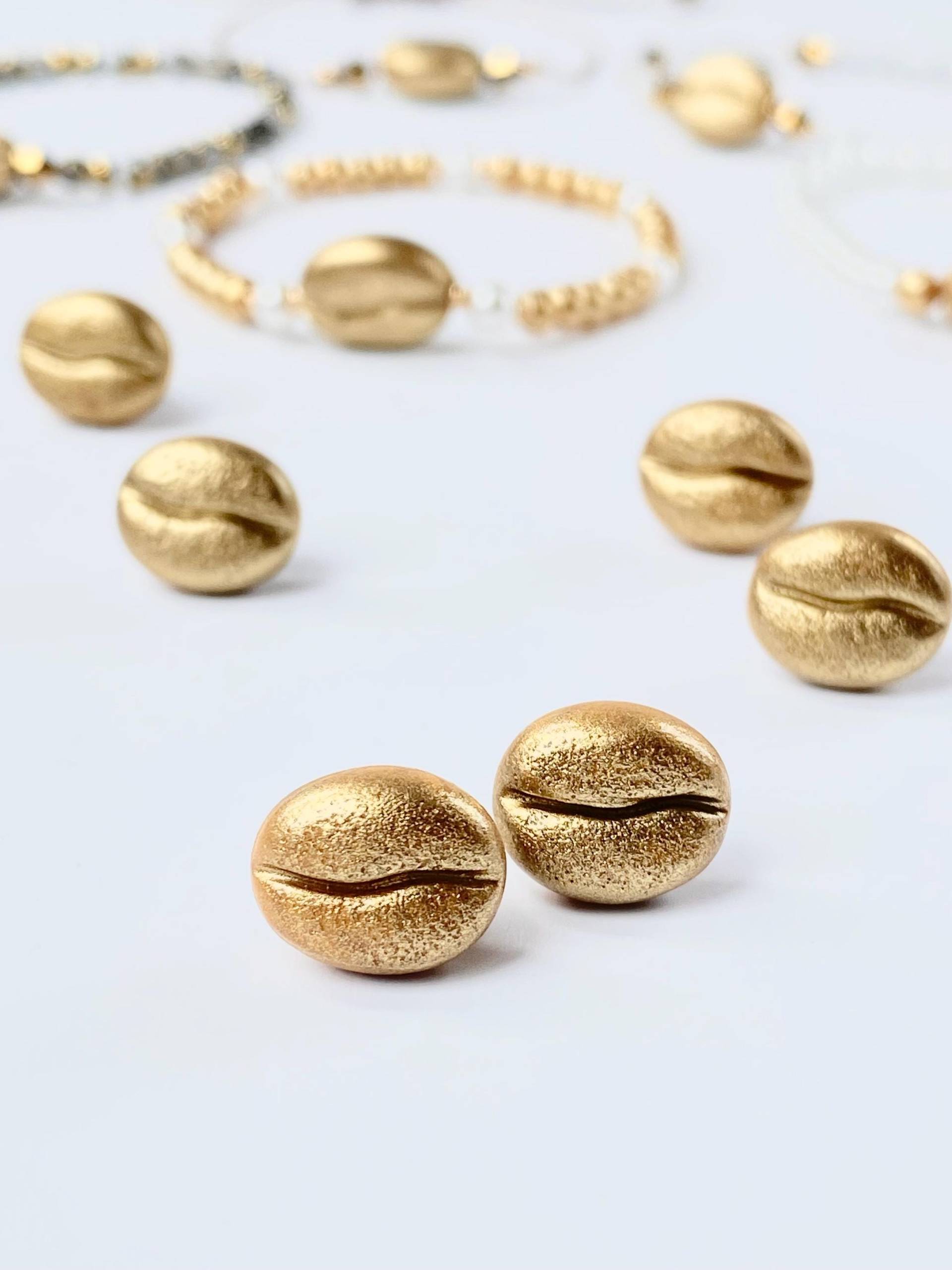 Goldene Kaffeebohne Ohrstecker Polymer Clay, Edelstahl Goldene Kaffeebohne Ohrstecker Polymer Clay, Edelstahl von SugarEvaShop