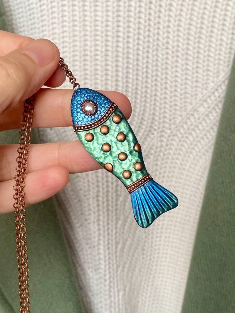 Handmodellierter Polymer Clay Fisch Anhänger Süßwasserperlenkette von SugarEvaShop