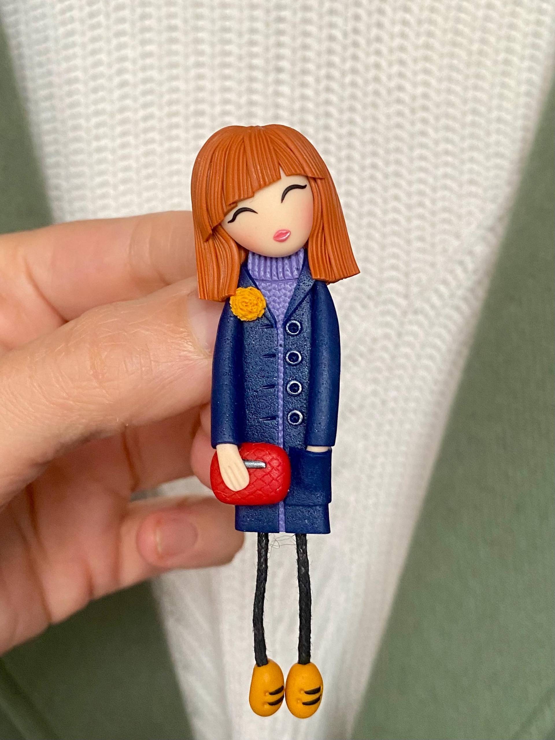 Handgemachte Puppen Brosche Aus Polymer Clay Rothaarige Mädchen Portrait Anstecknadel von SugarEvaShop