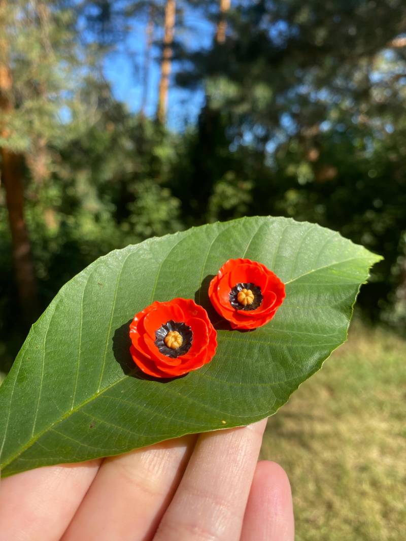 Rote Mohnblume Ohrstecker Handgefertigte Blüte Aus Polymer Clay Rote Mohnblume Ohrstecker Handgefertigte Blüte Aus Polymer Clay von SugarEvaShop