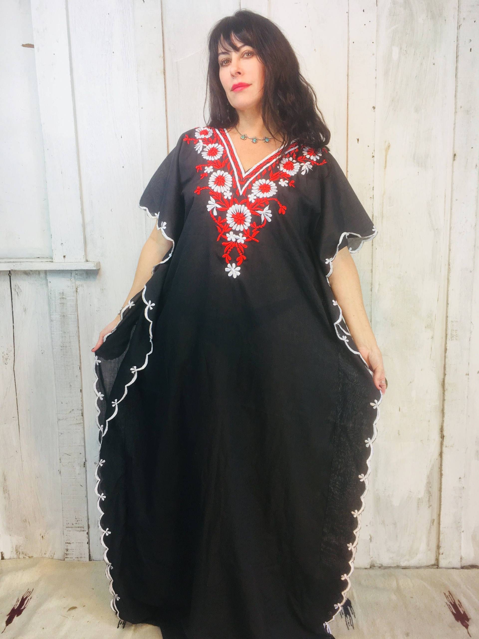 Vintage 70Er Jahre Kaftan// Schwarzer Boho Kaftan/ Bestickter Baumwoll Festival Hippie Kleid Vintage 70Er Jahre Kaftan// Schwarzer Boho Kaftan/ Bestickter Baumwoll Festival Hippie Kleid von SugarMagnoliaStore