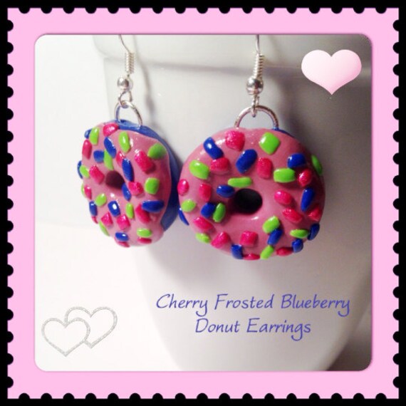Blaubeer Donut Ohrringe, Cherry Frosted Donuts, Schmuck, Polymer-Ton, Kawaii Ton Charms, Mit Streuseln, Lebensmittel, Niedlich von SugarNummy