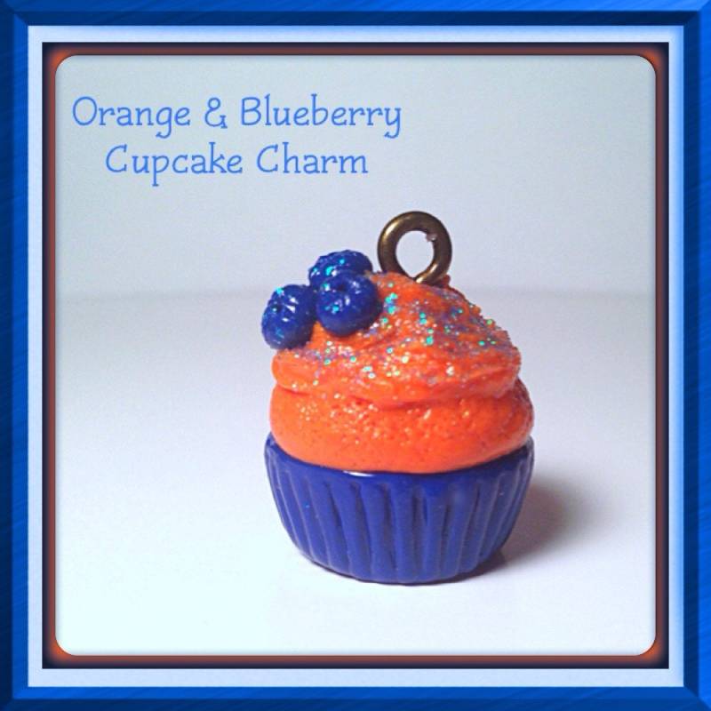Blaubeere Cupcake Charm, Orange Cupcakes, Fimo, Kawaii Clay Anhänger, & Blaubeere, Kupfer Schmuck, Kleine Ton Essen, Miniatur von SugarNummy