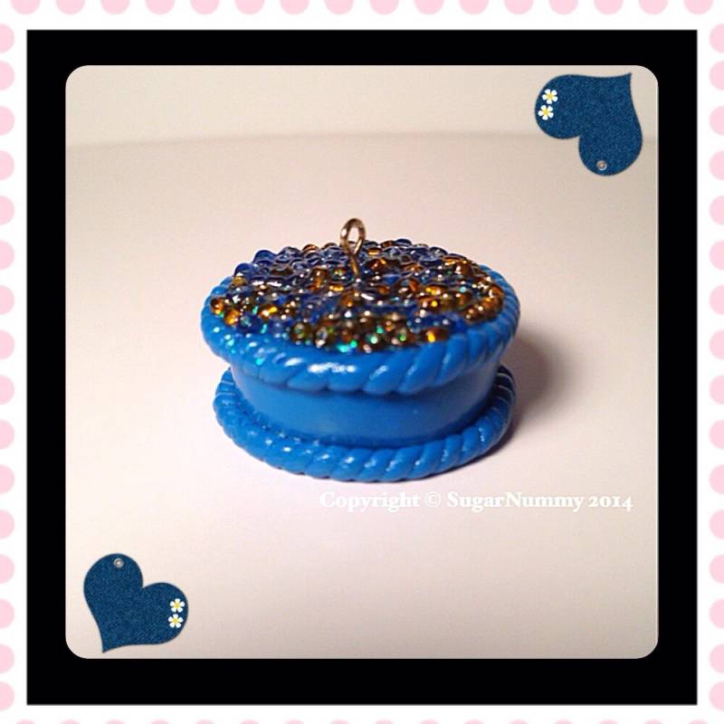 Blaubeertorte Anhänger, Polymer Clay, Kawaii Charms, Kleine Kuchen, Miniaturbäckerei, Puppenhaus Essen, Goldschmuck, Clay Food von SugarNummy