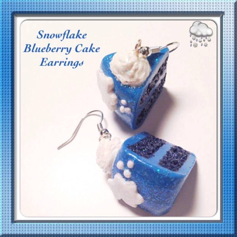 Blaue Kuchen Ohrringe, Blaubeer Kuchen, Schneeflocken Muster, Vanille Zuckerguss, Polymer Clay, Kawaii Clay Charms, Silber Kleines Kuchenstück von SugarNummy