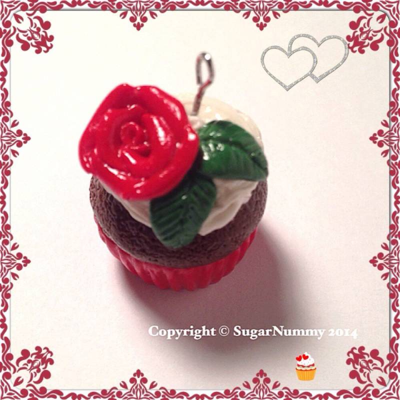 Cupcake Charm, Rose Cupcake, Schmuck, Anhänger Aus Fimo, Schokoladen Miniaturbäckerei, Kuchenanhänger, Blumenschmuck, Rosen von SugarNummy