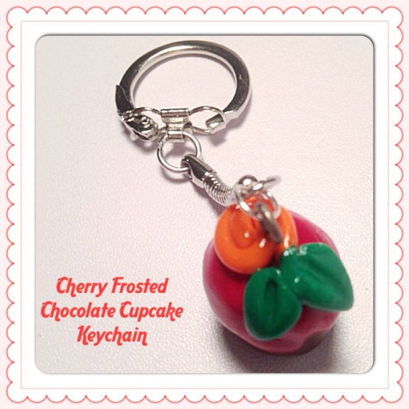 Cupcake Charme, Ton Cupcakes, Kuchen Schlüsselanhänger, Polymer Clay Essen, Miniatur Cupcake, Kirsche Gefrostet, Kawaii Kleine Tonkuchen, Schokolade von SugarNummy
