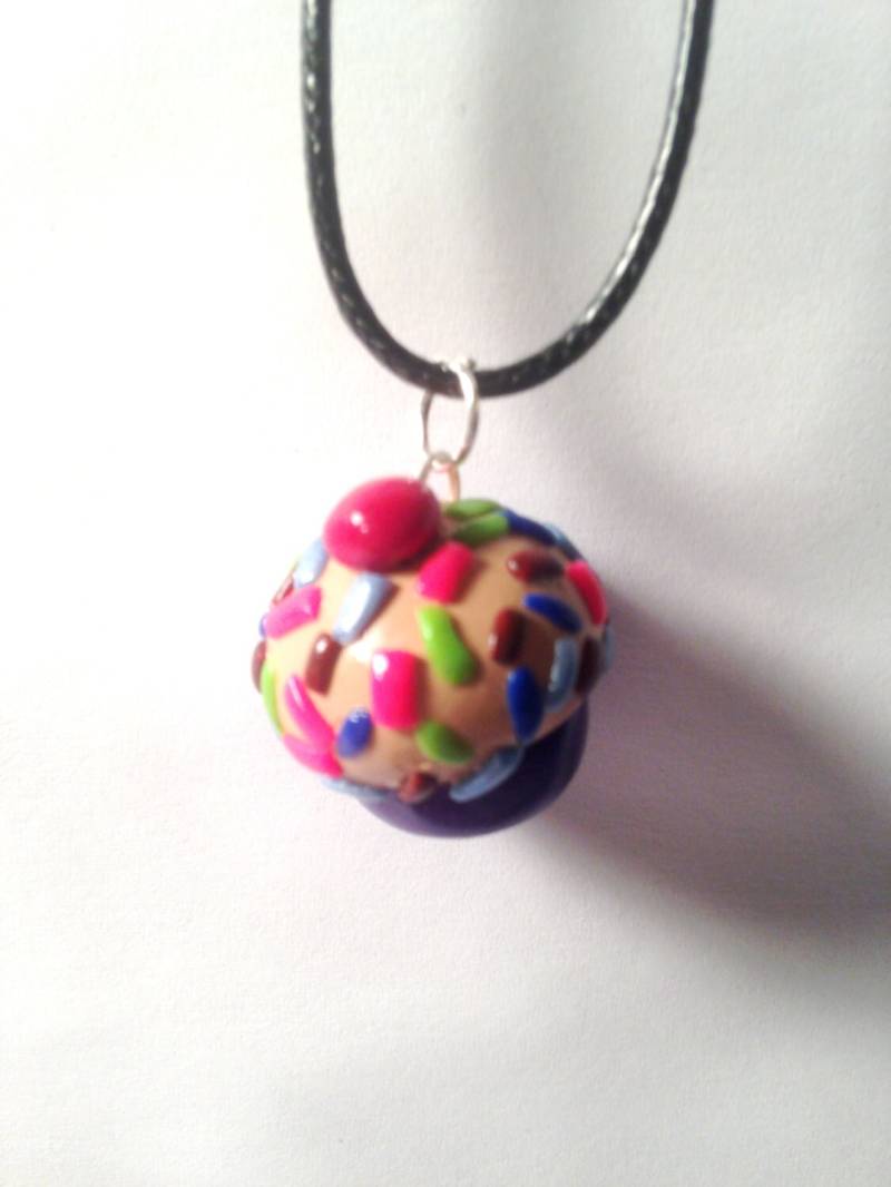 Cupcake Halskette, Schmuck, Polymer Clay, Kawaii Ton Anhänger, Silber Kleine Lebensmittel, Konfetti Cupcakes, Puppenhaus Essen von SugarNummy