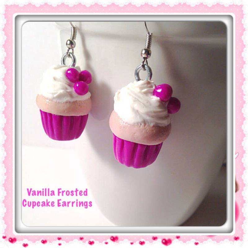 Cupcake Ohrringe, Gefrostete Cupcakes, Polymer Clay Essen, Schmuck, Himbeere Kleine Food, Miniatur Bäckerei, Desserts von SugarNummy