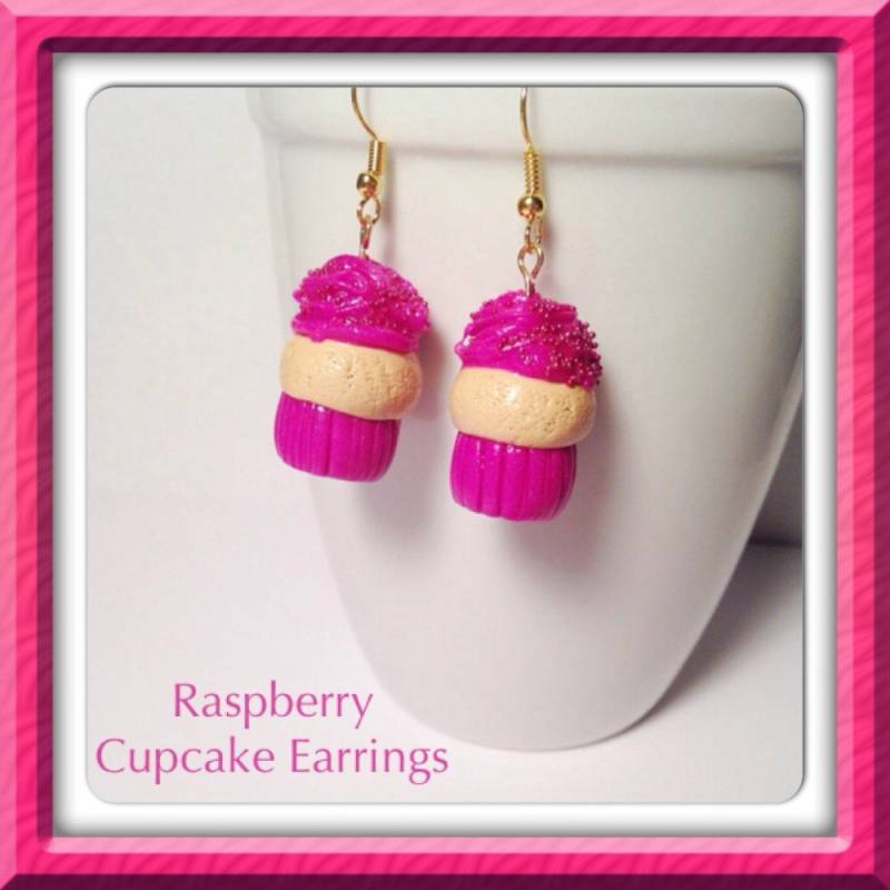 Cupcake Ohrringe, Himbeer Cupcakes, Fimo, Kawaii Clay Food, Kleine Ton Lebensmittel, Rosa Zuckerguss, Miniaturbäckerei, Gold Charms von SugarNummy