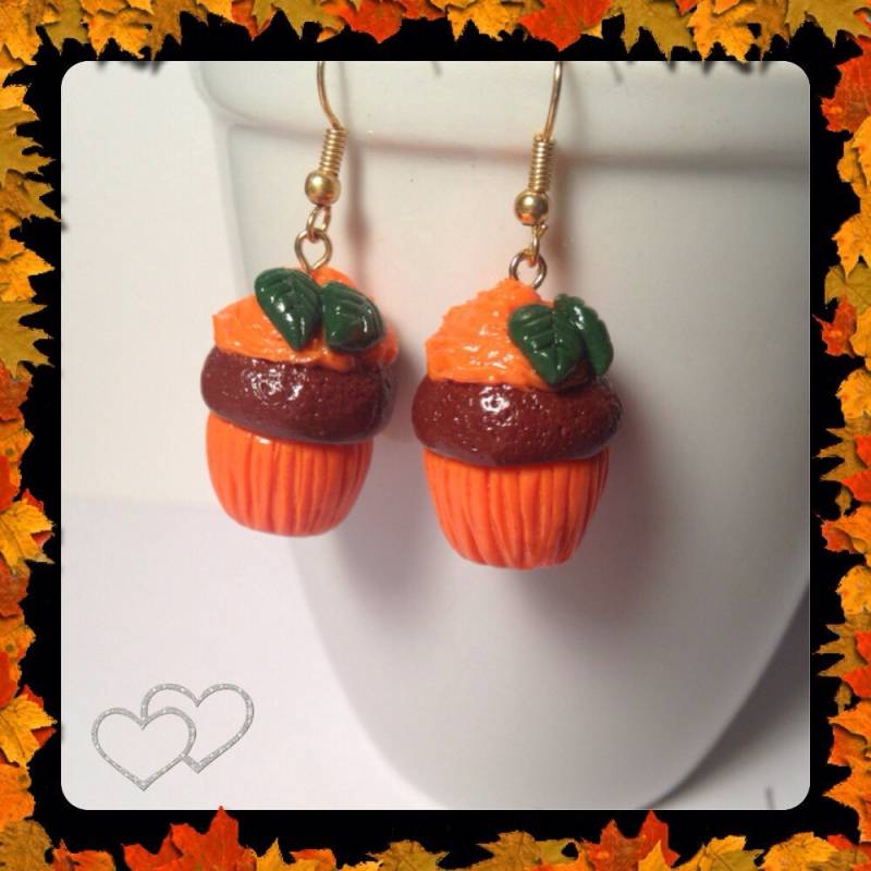 Cupcake Ohrringe, Schokoladen Cupcakes, Fimo Anhänger, Lebensmittel Schmuck, Orange Kuchen Miniatur Bäckerei, Dessert Schmuck von SugarNummy
