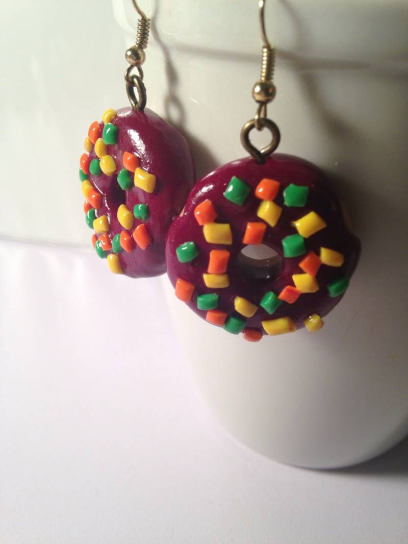 Donut Ohrringe, Schokolade Donuts, Lebensmittel Schmuck, Polymer Clay, Kawaii Ton Charms, Lebensmittel, Kleine Ton, Bäckerei Geschenke, Süße Charme von SugarNummy