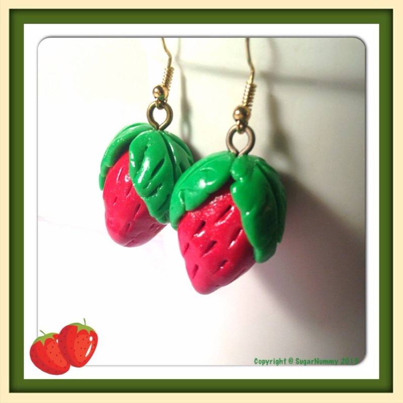Erdbeer Ohrringe, Obst Schmuck, Ton Erdbeeren, Polymer-Ton, Kawaii Anhänger, Miniatur Obst, Kleine Lebensmittel, Gold Ohrringe von SugarNummy