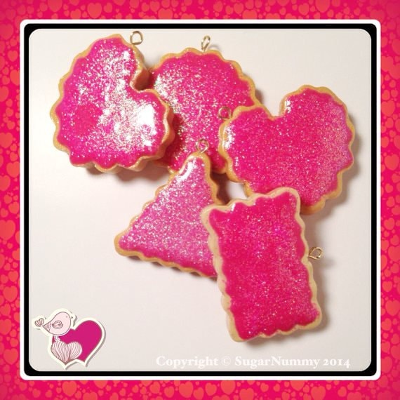 Erdbeere Frosted Cookie Charms, Clay Cookies, Polymer Clay, Kawaii Anhänger, Rosa Schmuck, Zuckerkeks, Tiny Food, Waage von SugarNummy