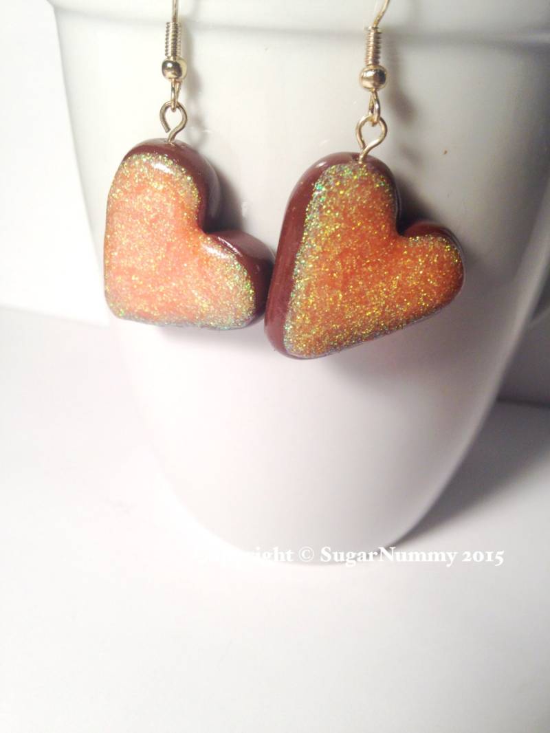 Herz Ohrringe, Schoko-Herzen, Orange Zuckerguss, Ton Herzen, Schmuck, Polymer Clay Charms, Winzigen Essen, Miniatur Bäckerei, Kawaii von SugarNummy